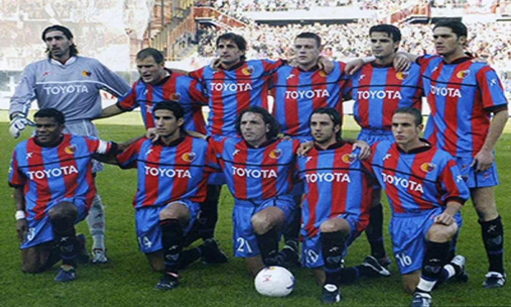 Una formazione del Calcio Catania nella stagione 2003/04 in Serie B
