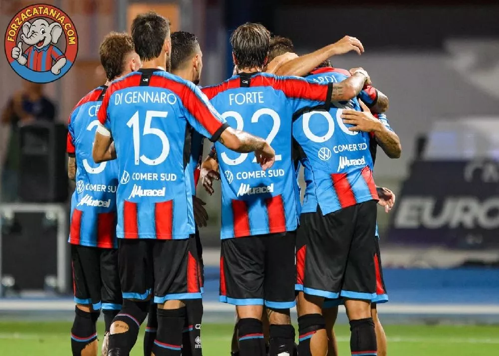 i calciatori del catania si abbracciano dopo l'ennesimo gol al foggia