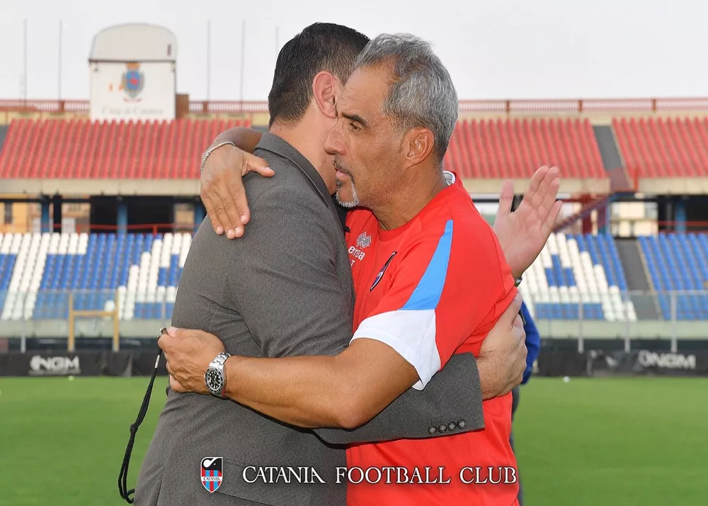 il presidente del catania Ross Pelligra abbraccia il tecnico Toscano