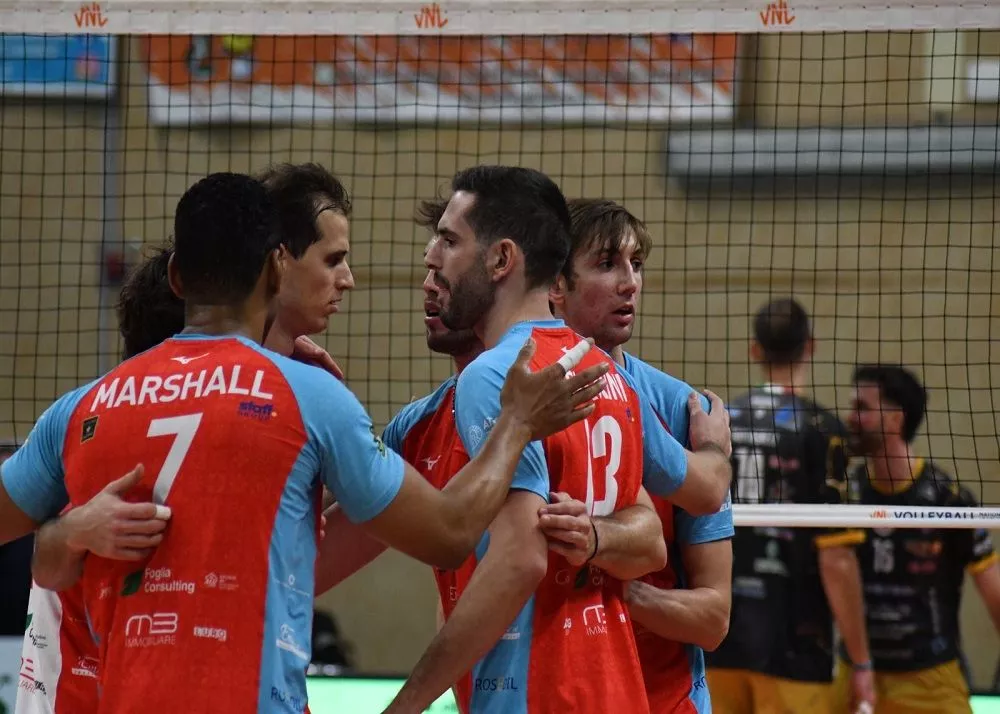 l'abbraccio in campo dei giocatori della sviluppo sud catania