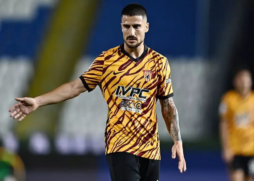gennaro acampora con la maglia del benevento in campo