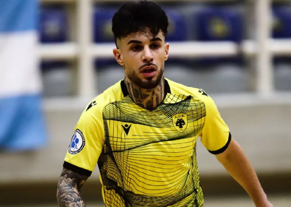un calciatore dell'aek atene di futsal al palacatania
