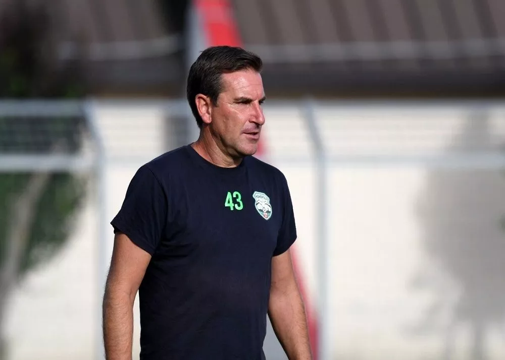 il tecnico del monopoli alberto colombo in campo durante gli allenamenti