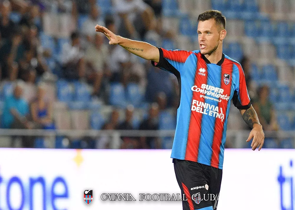il centrocampista del catania alessandro quaini in campo