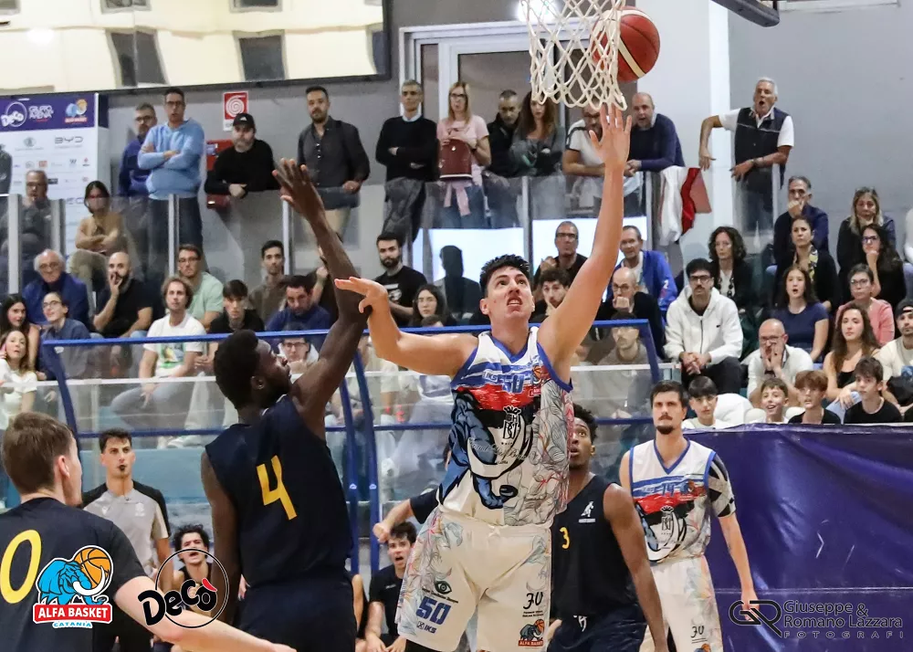una fase di gioco del match della decò alfa basket catania