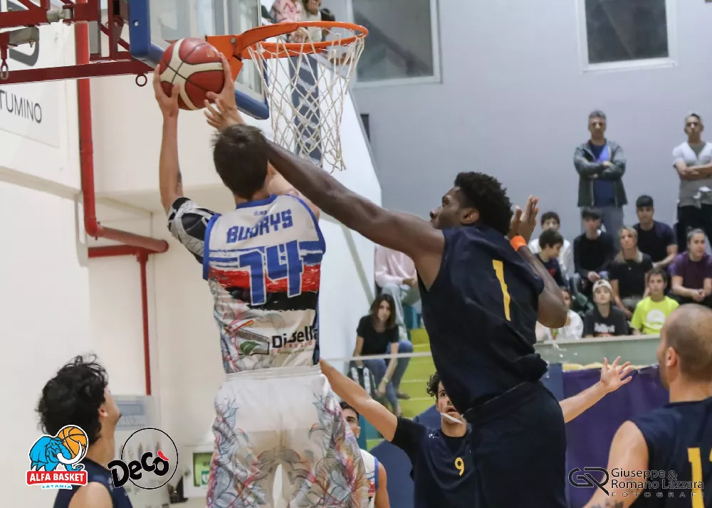 una fase di gioco del match della dec&ograve; alfa catania basket
