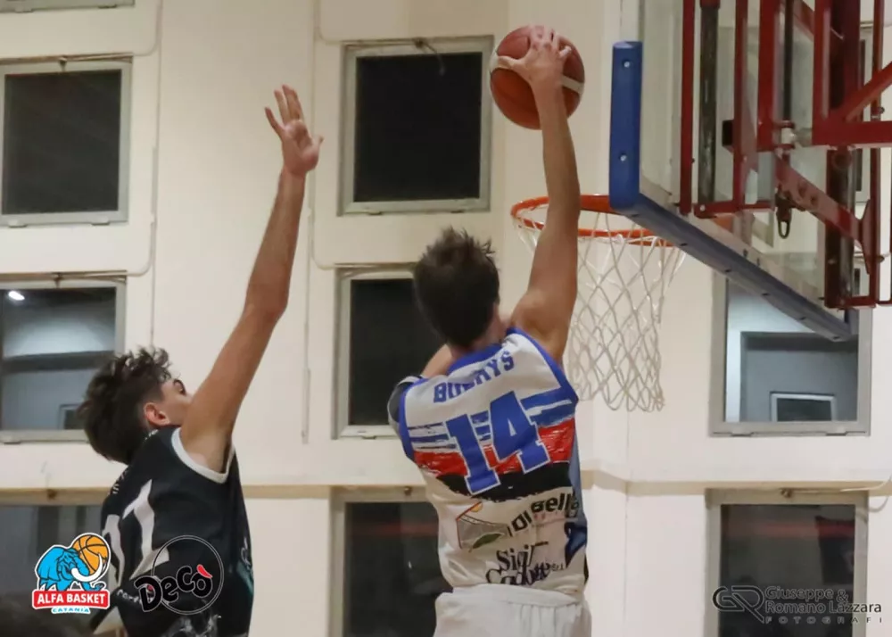 il cestista bydris della decò alfa catania basket in azione