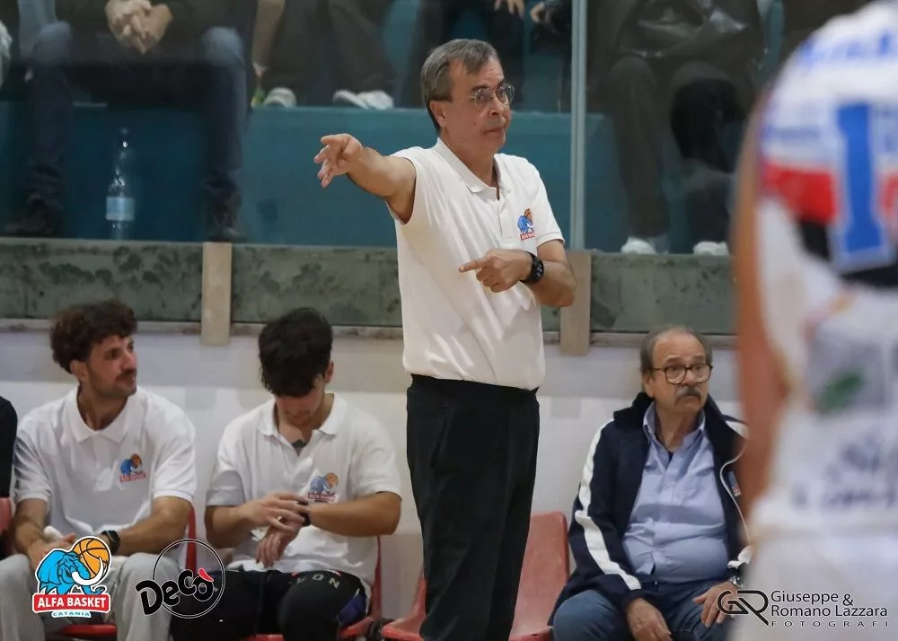 zecevic allenatore della dec&ograve; alfa catania basket in panchina