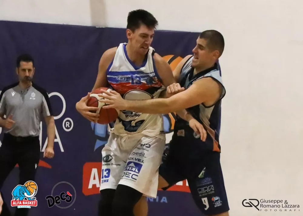 Una fase di gioco del mig match tra dec&ograve; alfa catania basket e Gela Basket