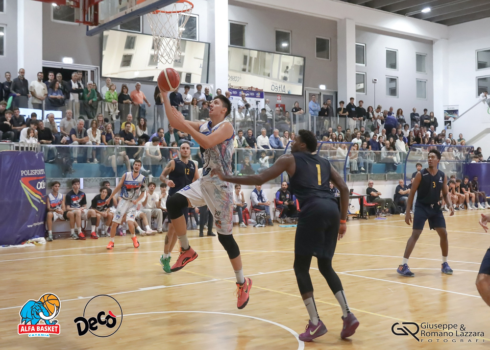 Una fase di gioco del match della Decò Alfa Catania Basket