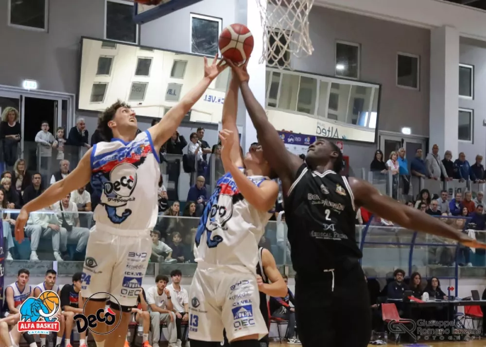 una fase di gioco del match deco alfa catania basket-scicli meerkat basket