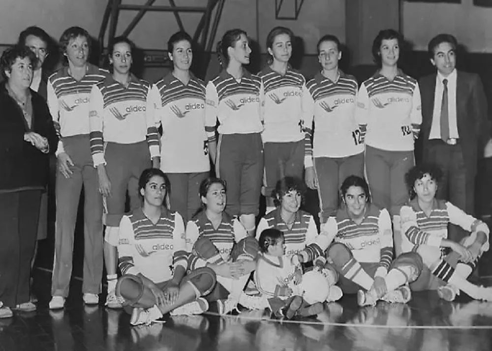 una foto storica dell'alidea catania che vinse lo scudetto di pallavolo femminile