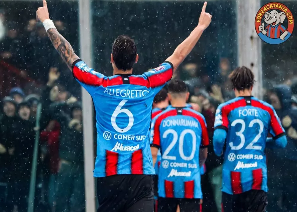 allegretto, donnarumma e forte festeggiano sotto la curva