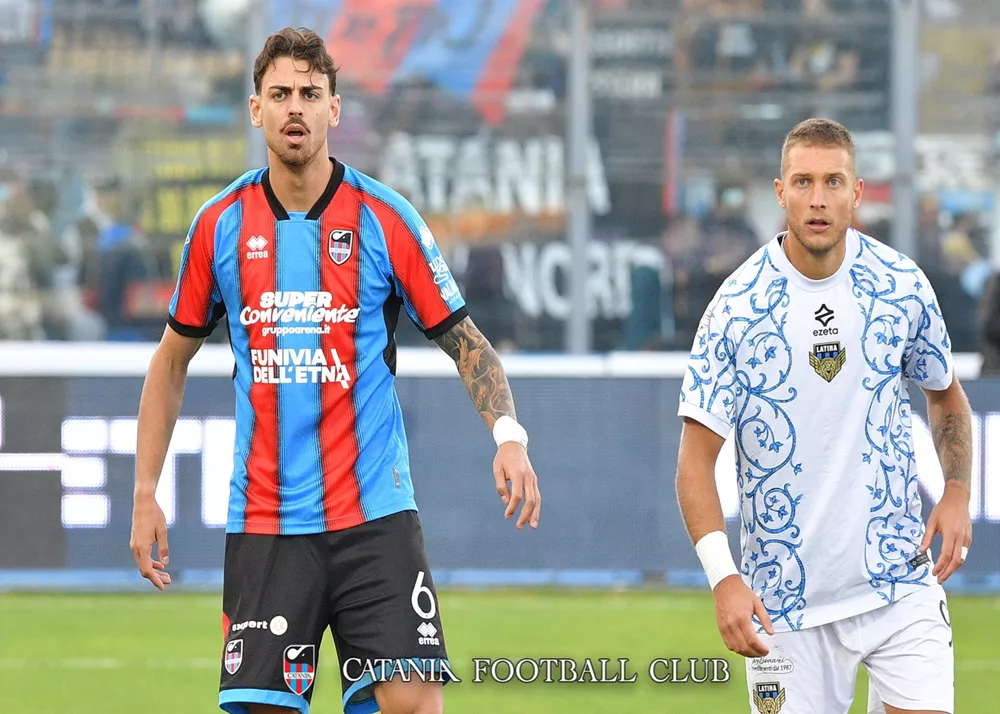 Andrea allegretto con la maglia del catania in campo