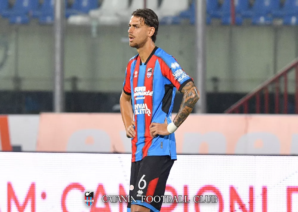 il difensore del catania andrea allegretto in campo