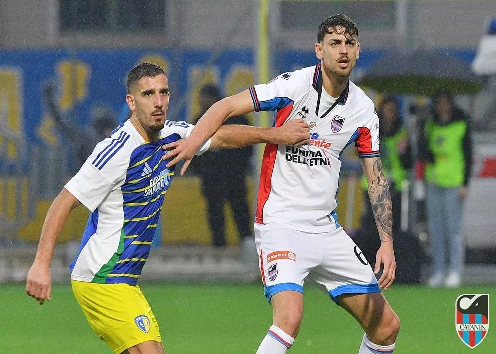 il difensore del catania andrea allegretto in un'azione di gioco in campo