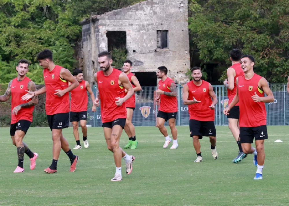 gli allenamenti del benevento calcio in vista del match di catania