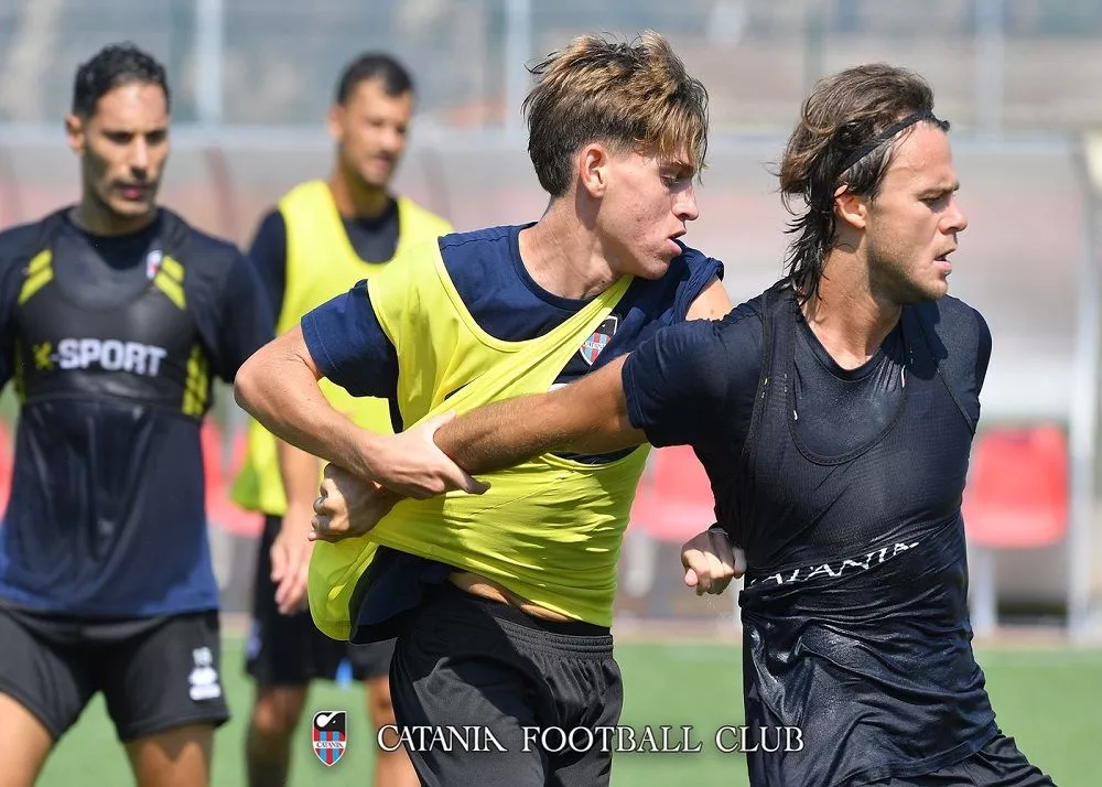 la squadra del catania in allenamento post gara a crotone