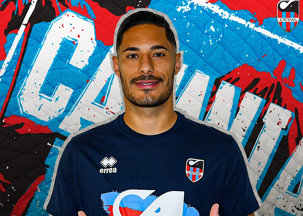 salvatore aloi con maglia del catania dopo la firma del contratto