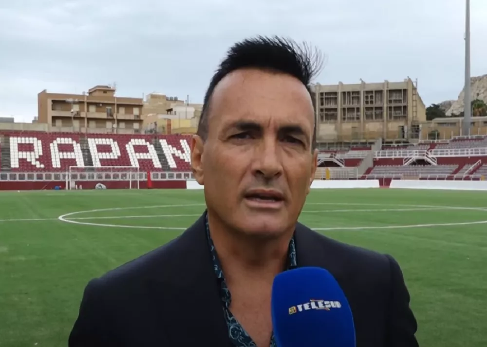 Valerio Antonini presidente del trapani calcio sul rettangolo di gioco