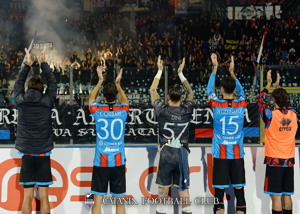gli applausi dei giocatori del catania a fine gara nel match contro Crotone