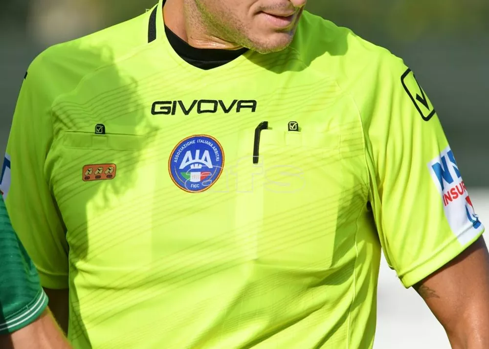 la divisa degli arbitri nei campionati nazionali di calcio