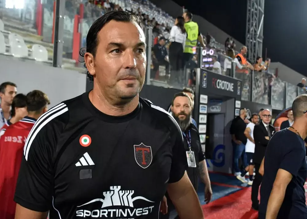 il tecnico del trapani salvatore aronica in campo contro il catania