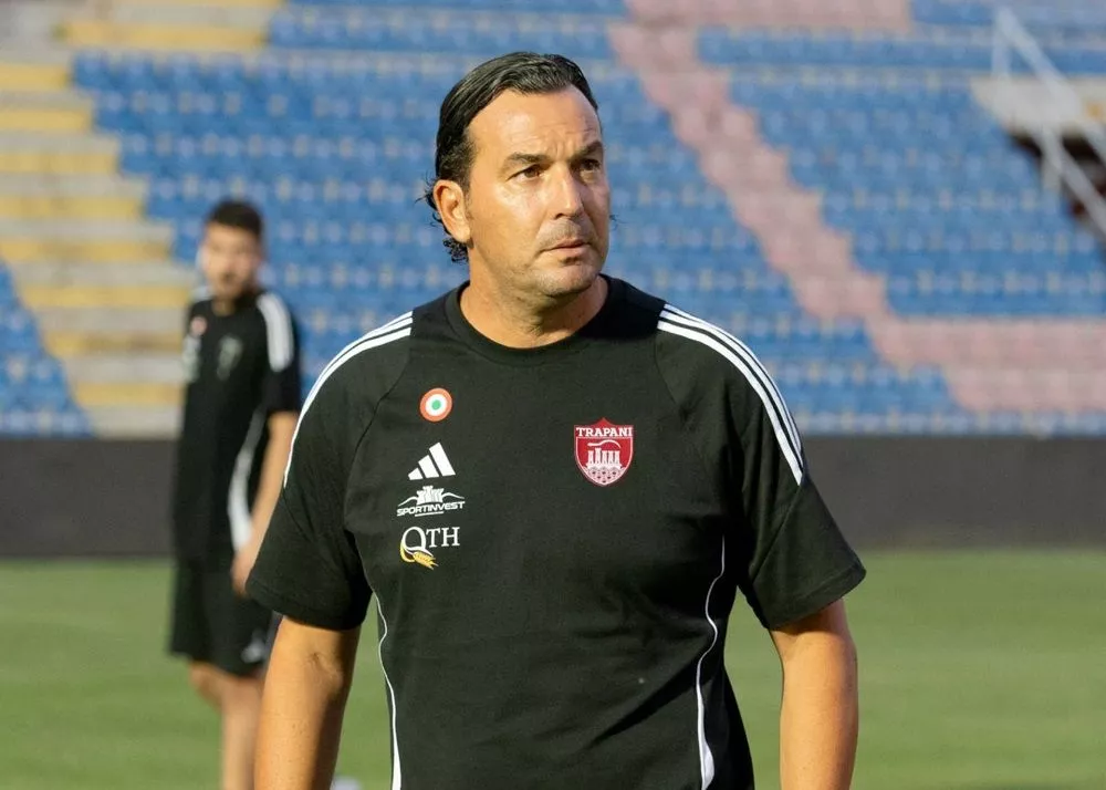 il tecnico del trapani salvatore aronica in campo contro il catania