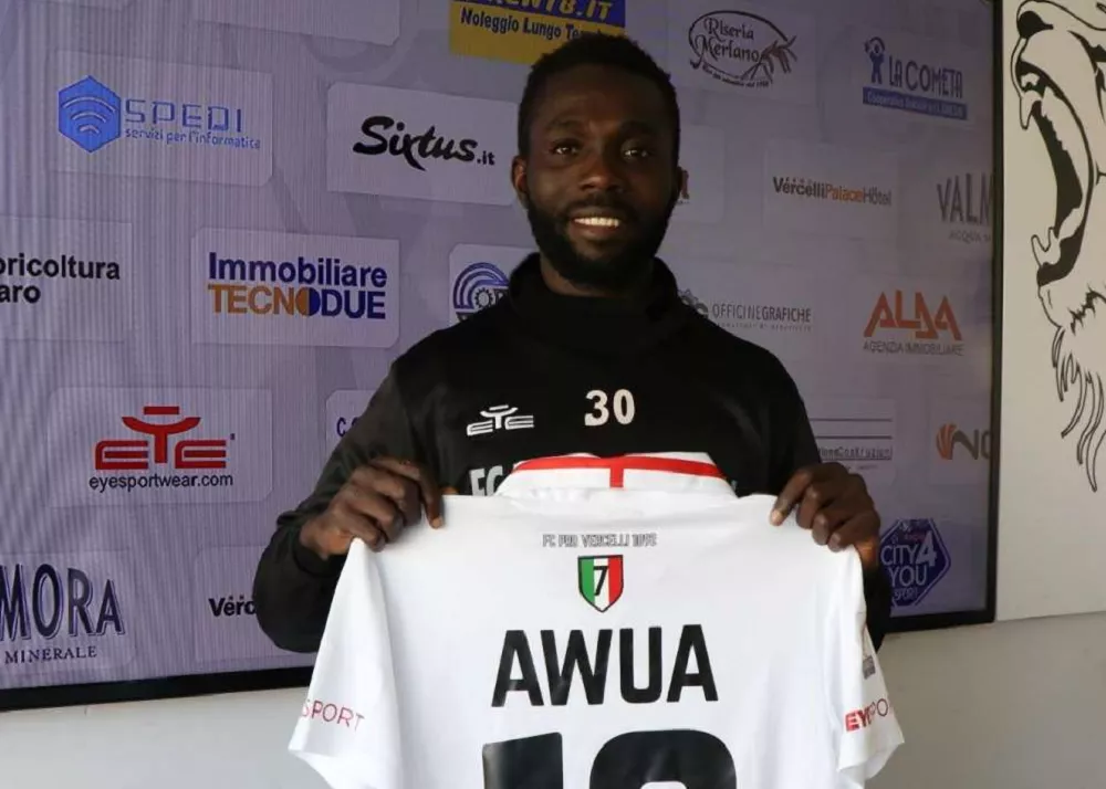 il centrocampista Theophilus Awua alla presentazione alla pro vercelli
