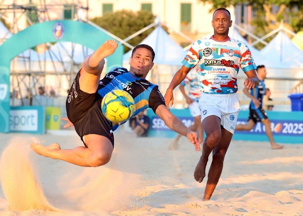 un momento della partita pisa-catania di beach soccer
