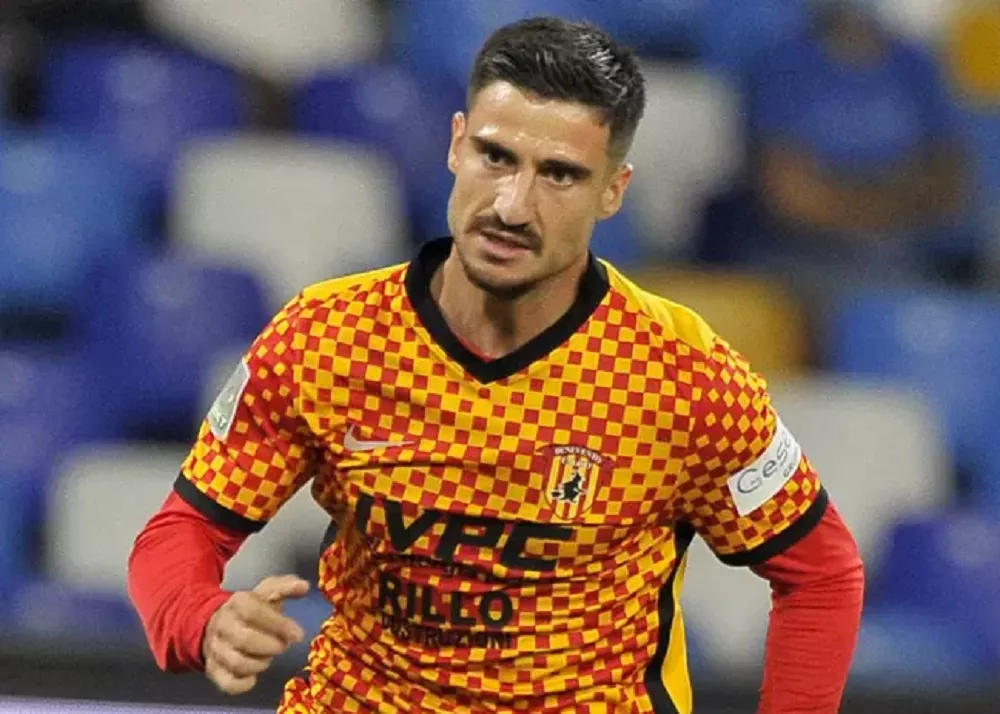 gennaro acampora con la maglia del benevento in campo