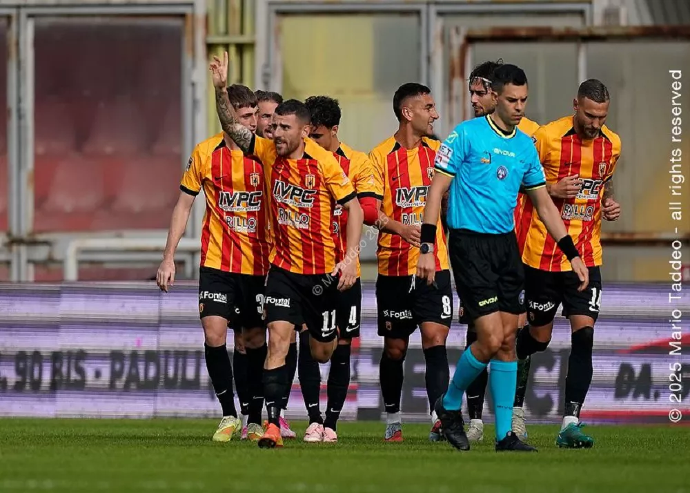 una fase si gioco del match di c benevento-monopoli
