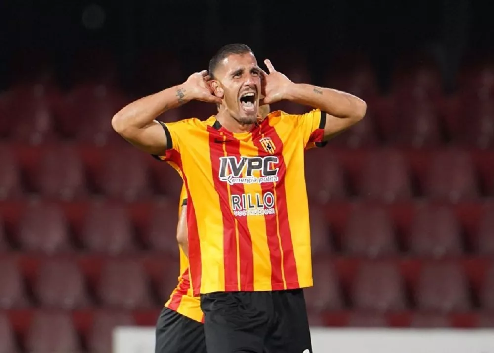 l'esultanza del calciatore del benevento che vale il primato