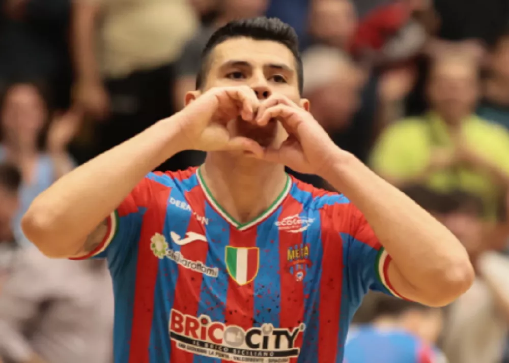 io giocatore brasiliano della meta catania bocao fa il cuore
