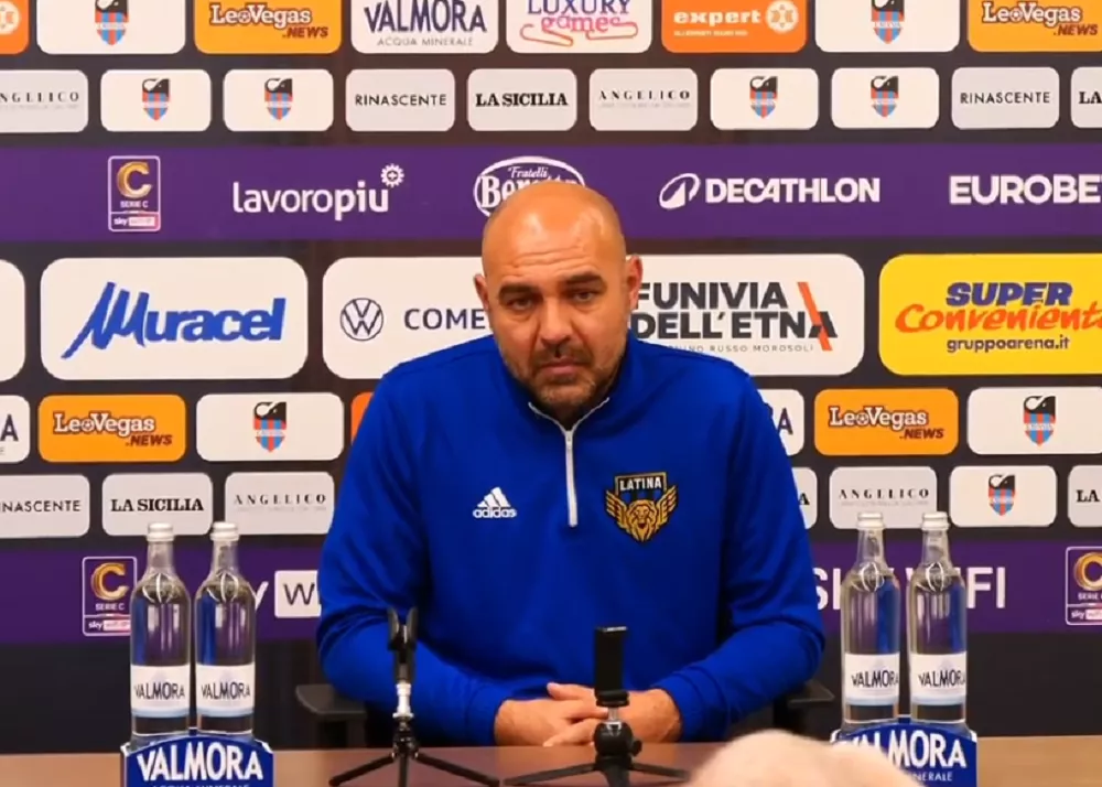 il tecnico del latina alessandro bruno in conferenza stampa
