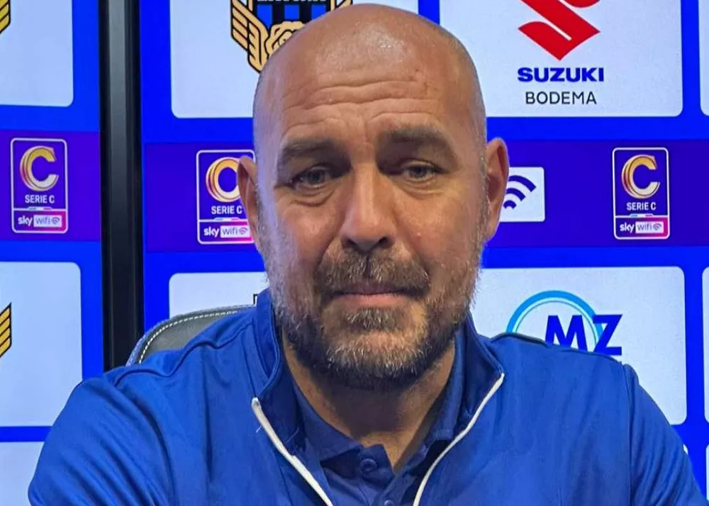 il tecnico del latina alessandro bruno in conferenza stampa