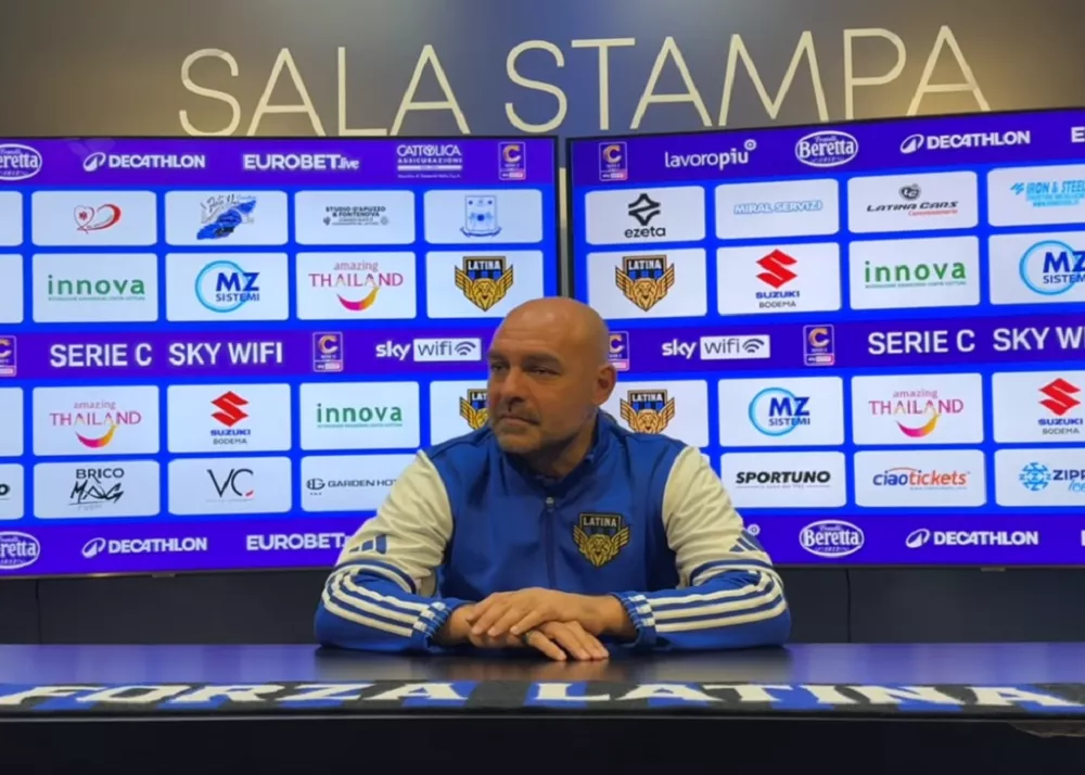 il tecnico del latina alessandro bruno in conferenza stampa