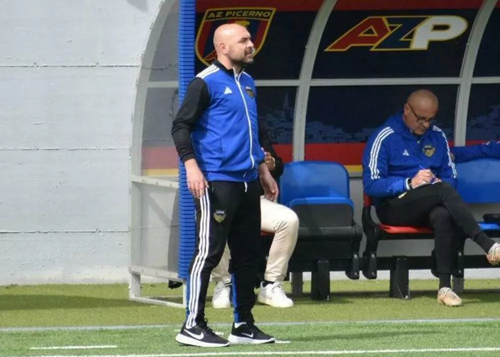 il tecnico del Latina Alessandro Bruno in panchina