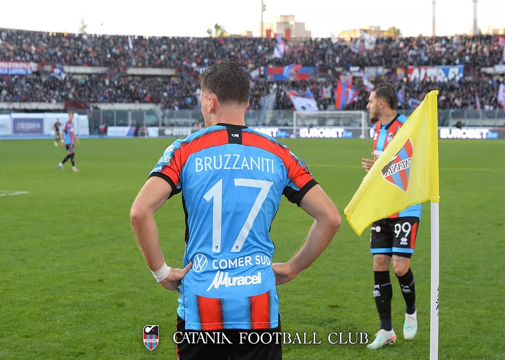 giovanni bruzzaniti batte un calcio d'angolo con la maglia del catania