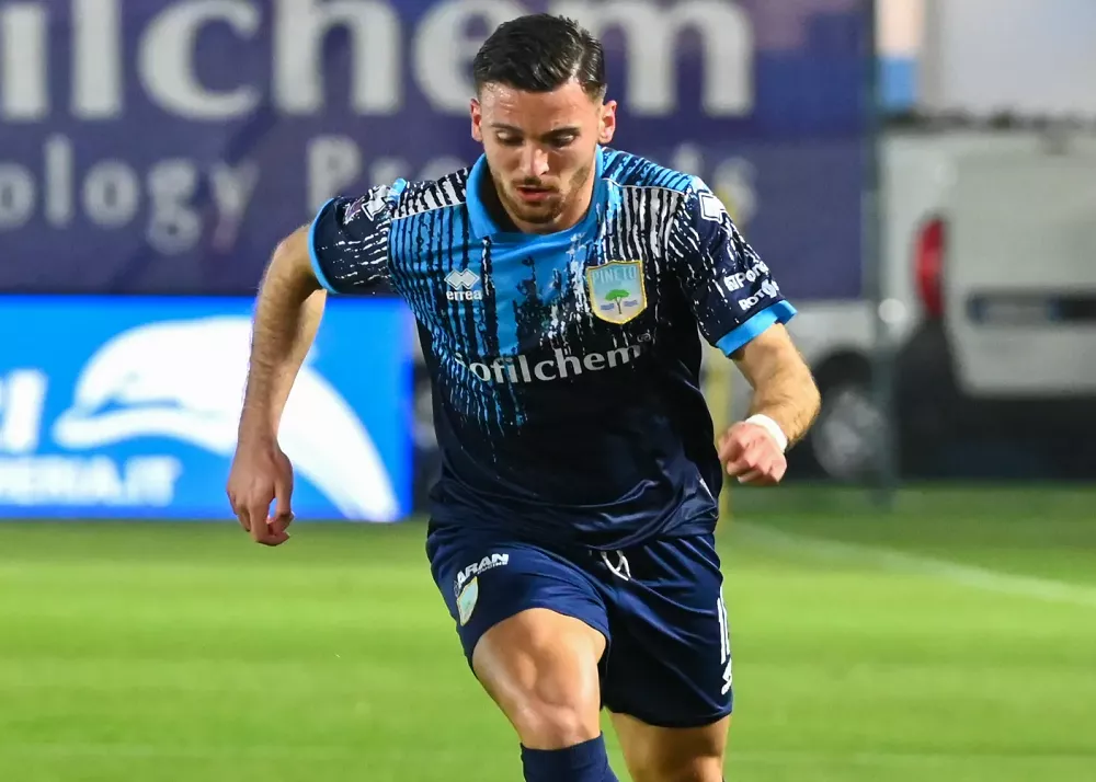 il giocatore giovanni bruzzaniti con la maglia del pineto in campo