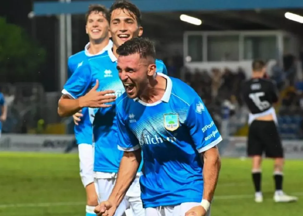 il giocatore del pineto Giovanni Bruzzaniti esulta dopo un gol