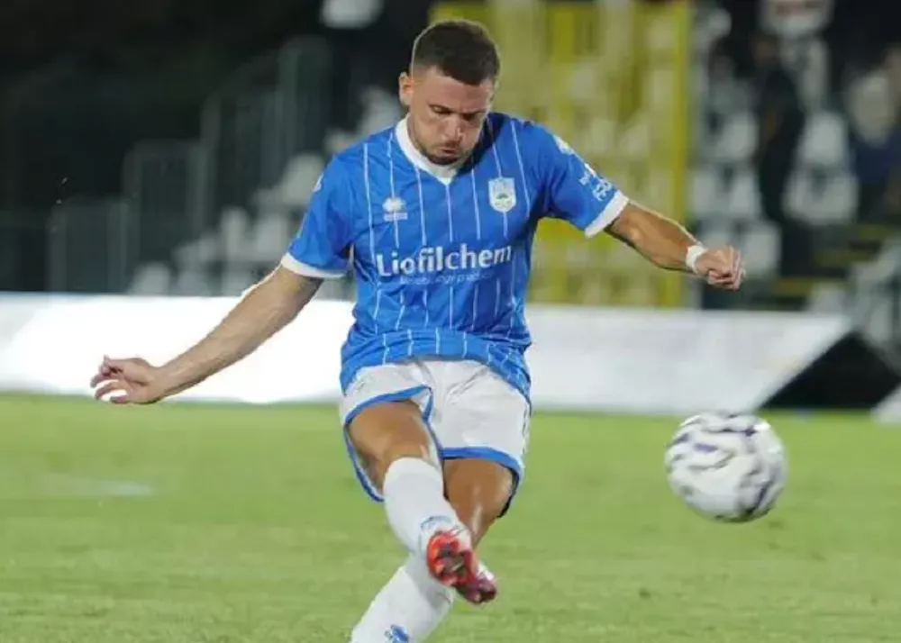 L&rsquo;attaccante del pineto giovanni bruzzaniti passa al catania