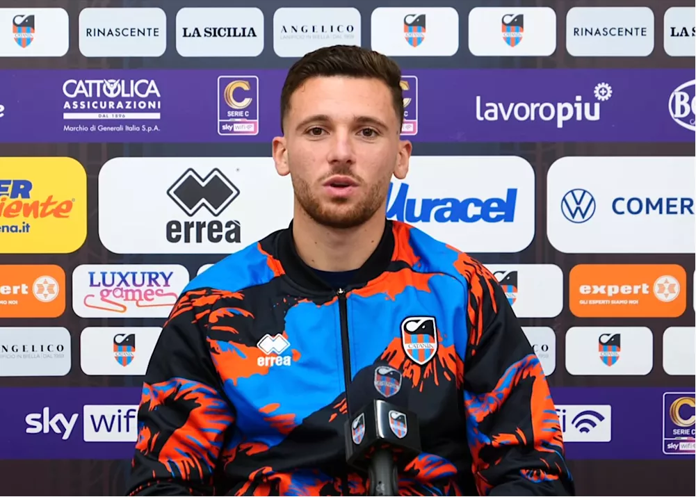 giovanni bruzzaniti con la tuta del catania in sala stampa