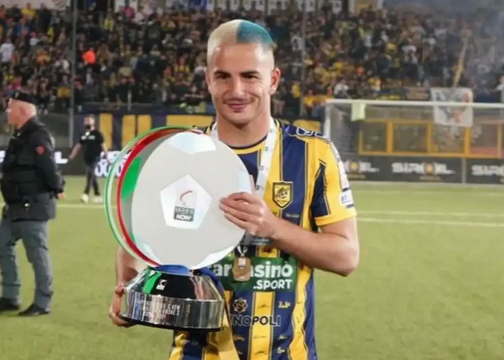 davide buglio con la juve stabia premiato in serie c