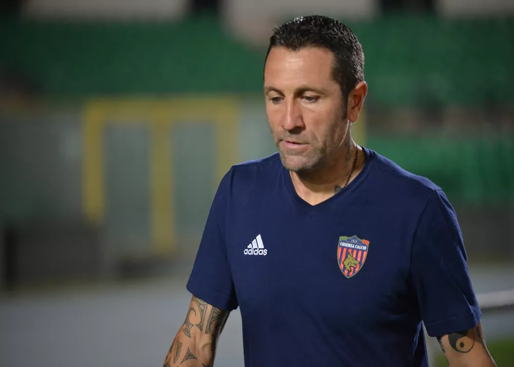 il tecnico del cosenza antonio busce urla in panchina