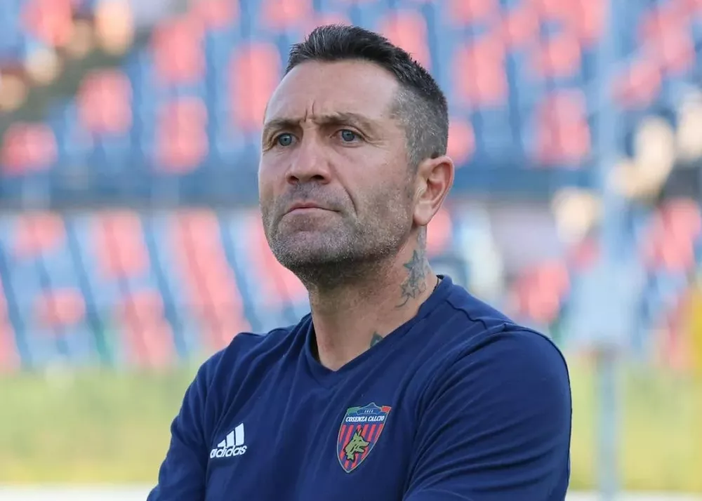 l'allenatore del cosenza antonio busce' in attesa del catania