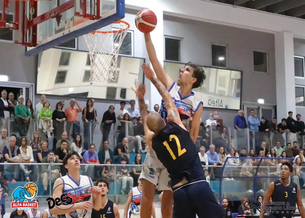 Una fase di gioco del match tra alfa catania e basket giarre