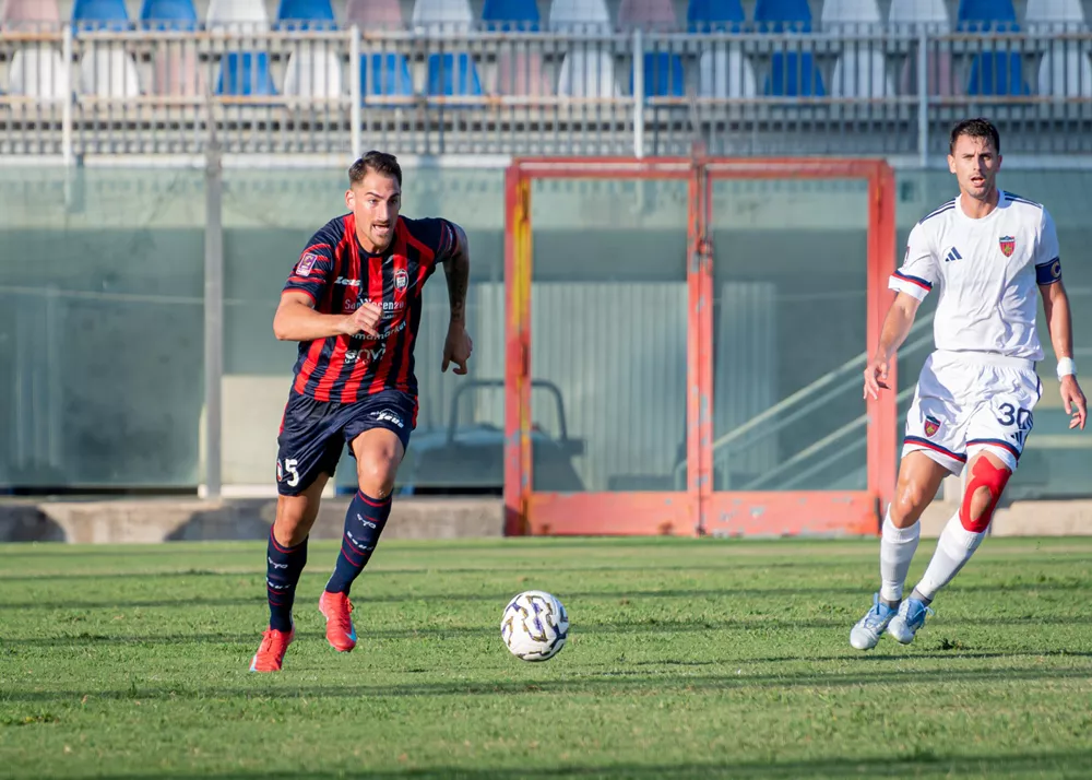 Riccardo Cargnelutti difensore centrale del crotone in azione