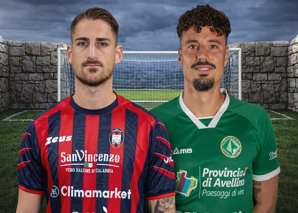 riccardo cargnelutti con la maglia del crotone e rigione con quella dell'avellino
