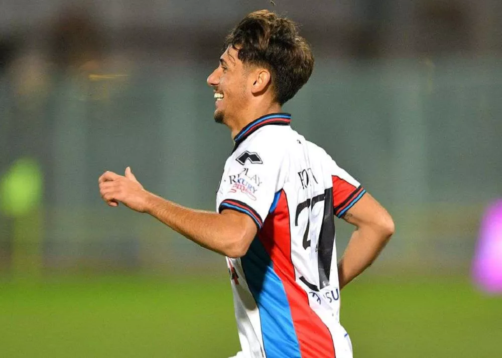 carmelo forti esulta dopo la rete realizzata al taranto